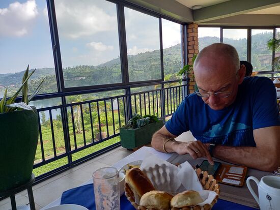 Das Restaurant bietet ebenfalls eine tolle Aussicht auf den See und die hügelige Landschaft.