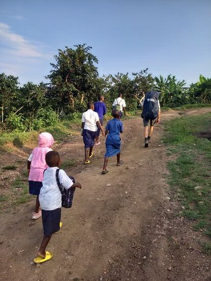 Mit uns sind viele Kinder unterwegs. Sie sind auf dem Weg zur Schule.