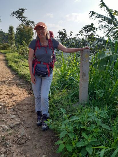 Der erste Pfosten mit der kleinen Sonne der heute den Weg markiert. Von hier aus durchqueren wir ein Tal.