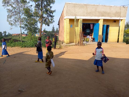 Als wir dieses Dorf durchqueren, beschließen wir noch Wasser zu kaufen. Denn die Möglichkeit etwas einzukaufen ist entlang des Trails eher gering.