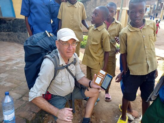 Kaum hat sich Matthias niedergelassen um zu schauen wie unser Trail weiter geht, wird er auch schon von Schülern umzingelt.