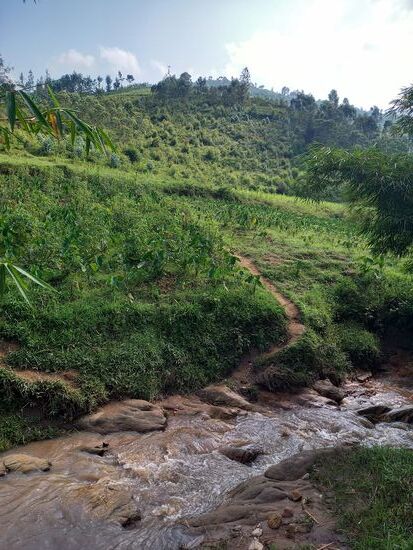 Wieder ein Fluss den wir überqueren müssen. Davon hatten uns die drei Belgier schon berichtet,  die wir gestern getroffen haben. Ansonsten haben wir nur noch eine Französin und eine Gruppe Fahrradfahrer in den Unterkünften getroffen. Man ist somit meistens allein oder mit Einheimischen unterwegs.