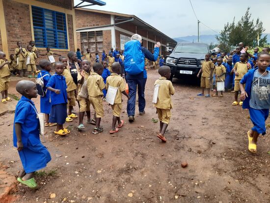 Als wir Musasa erreichen müssen wir zunächst einen Schulhof queren. Wir haben sofort 100% Aufmerksamkeit  