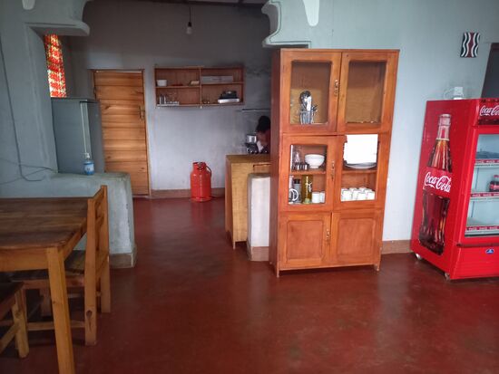 Völlig durchnässt sind wir im Homestay angekommen. Alles sehr einfach, aber die Besitzerin ist sehr freundlich und kocht uns warmes Wasser für die Dusche. Etwas zu Essen bekommen wir auch.