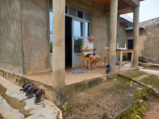 Die Stiefel stellen wir vor die Tür zum trocknen,  leider nur kurz, denn es beginnt erneut zu regnen.