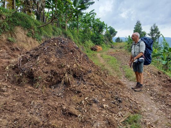 Ein  Köhler Meiler. Der brennt eine Woche und dann muss er drei Tage abkühlen, ehe die Holzkohle fertig ist.