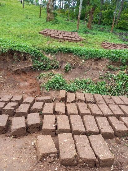 Lehmziegel liegen am Wegesrand