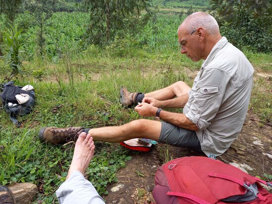 Ich habe mir eine Blase am kleinen Zeh gelaufen und die muss nun versorgt werden,  ehe es weiter runter zum Fluss geht. Die erste Blase die ich mir auf all meinen Wanderungen gelaufen habe.
