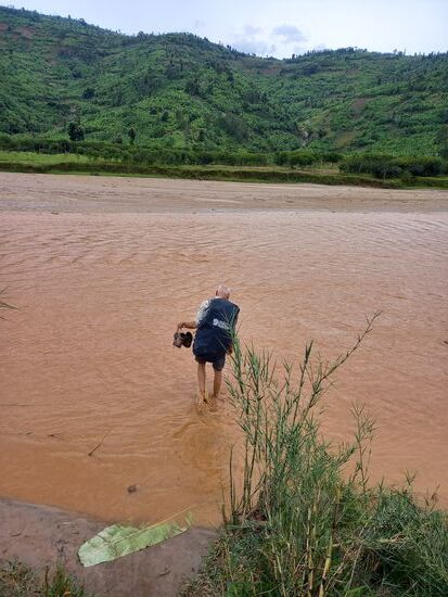Matthias marschiert vorsichtig auf die andere Seite.