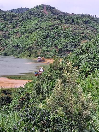Unten am Kivu See wird ein Schiff mit Kies beladen. Sack für Sack schleppen es unzählige Menschen wie Ameisen heran. Für uns geht es jetzt nur noch bergauf.