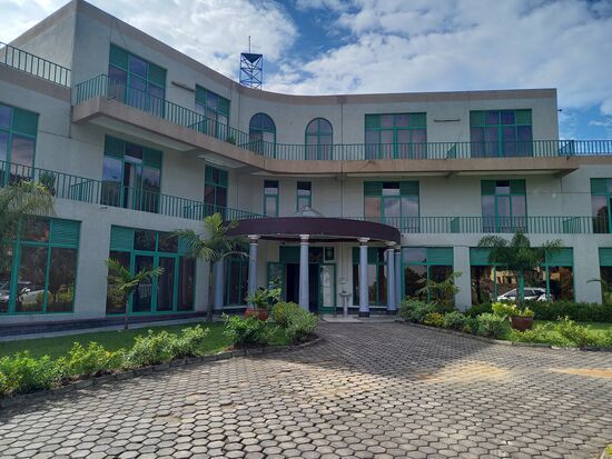 Als wie im Hotel ankommen ist dieses komplett ausgebucht. Denn es findet gerade eine Konferenz statt. Doch irgendwie sorgt der Manager dafür,  daß wir nach einer Stunde Wartezeit doch noch ein Zimmer beziehen können.  Was sind wir froh.