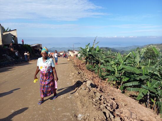 Wir starten auf einer Straße und queren eine Baustelle.