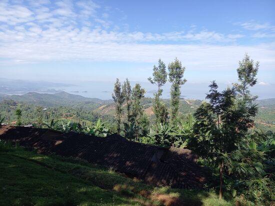 Im Hintergrund ist der See und kleine Inseln zu sehen.