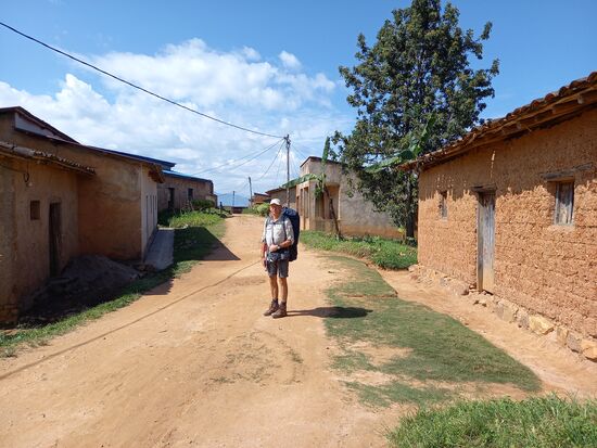 Das kleine Dorf wirkt wie ausgestorben, denn die Bewohner sind auf den Feldern am arbeiten.