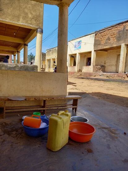 Abwasch - direkt nebenan machen wir nach gut 5 Kilometer eine kurze Getränke Pause.