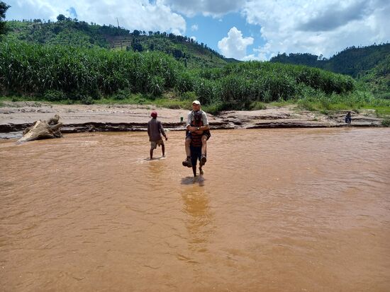 Der Mann wusste natürlich,  daß auch hier die Brücke zerstört ist und wir vielleicht Hilfe brauchen und er ein wenig Geld verdienen kann,  indem er uns hinüber trägt. Wir sind nun dankbar das er uns begleitet hat.