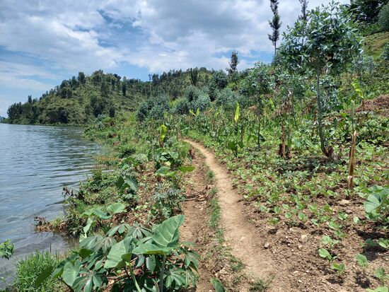 Dicht am See entlang geht es nun entspannt weiter. Für den Anbau von Gemüse wird jede noch so kleine Ecke genutzt.