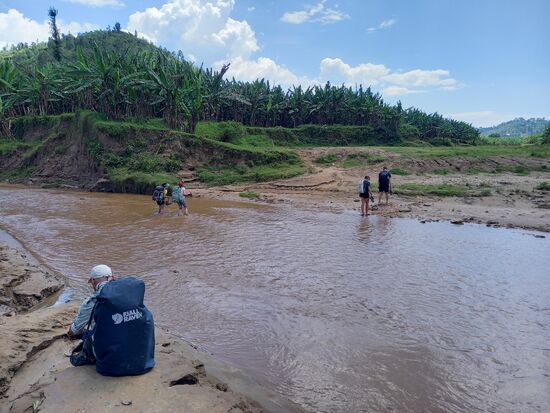 Dann auch schon wieder eine Flussüberquerung. Hier treffen wir auch wieder auf die kleine Wandergruppe, die wir bereits vor einer Stunde kennengelernt haben.
