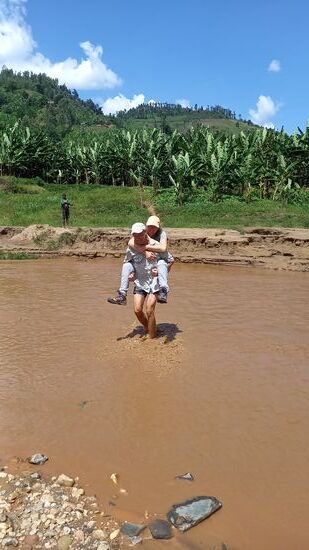 Es ist das gleiche Prozedere wie gestern, nur dieses Mal macht eine Frau der Gruppe ein Bild davon.