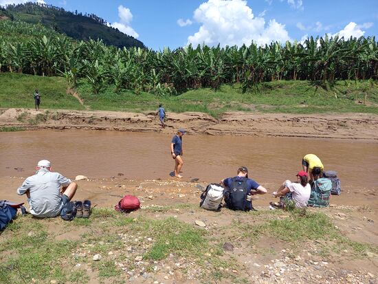 Allgemeines Füsse abtrocknen und dann steht ein letzter steiler Anstieg bevor. Der hat es in sich. Ich muss wieder viele kleine Verschnaufpausen einlegen. Aber es ist der letzte Anstieg der Tour  