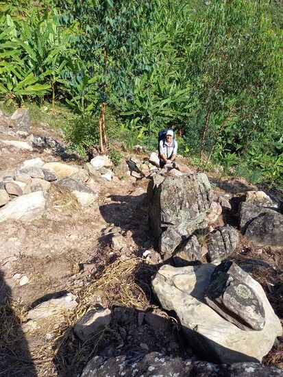 Steil und steinig bergab. Das braucht höchste Aufmerksamkeit in jedem Schritt.