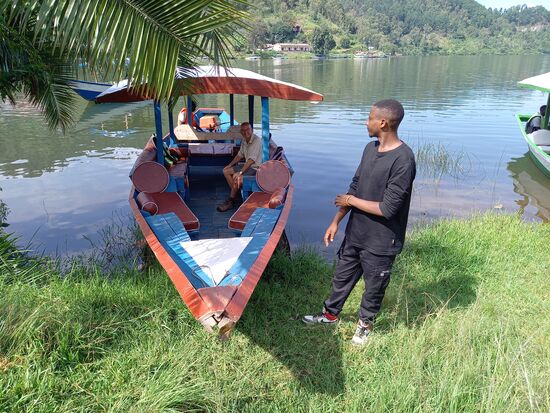 Das Boot hat bequeme Sitze und so kann das eine entspannte Tour werden.