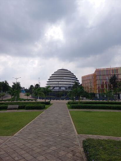Diese Kuppel beherbergt ein Konferenz Center. Abends wird es in wechselnden Farben angestrahlt. Rechts daneben ein Radison Hotel.