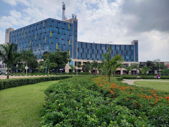 In direkter Nachbarschaft ist eine Shopping Mall. Dort holen wir Geld und SIM Karten.