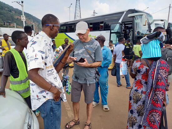Wir wollen morgen nach Kabale in Uganda. Eigentlich wollten wir mit dem Jaguar Bus fahren. Der fährt aber leider nur abends und wir wollen morgens los. Andere Busgesellschaften fahren garnicht oder halten nur gegen ein Aufgeld in Kabale. Schließlich landen wir bei einem privaten Fahrzeug.  Wir werden uns preislich einig und er wird uns morgen am Hostel abholen und nach Kabale bringen. Ich bin gespannt.