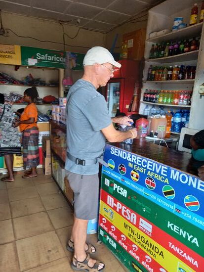 Wir kaufen noch Wasser, ehe es weiter geht.