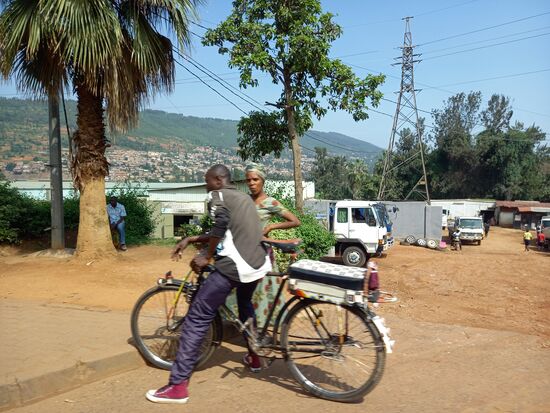 Fahrradtaxis, wie dieses, sind in Ruanda weit verbreitet.