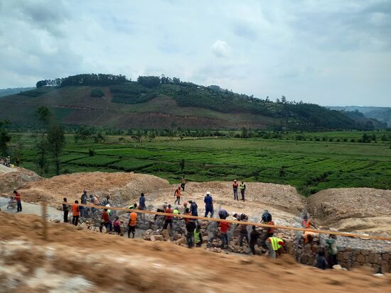 Kurz vor der Grenze ist eine Baustelle - alles Handarbeit.