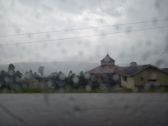 Uganda begrüßt uns mit Regen.  Ausserdem sind die Straßen deutlich schlechter.