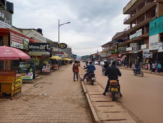 Knapp eine halbe Stunde später sind wir in Kabale am Skyline Hotel. Wir verabschieden uns von den freundlichen Fahrern und treffen direkt auf Gad. Nach einer herzlichen Begrüßung und einem Kaffee organisieren wir eine SIM Karte und wechseln Geld. Dann  noch ein paar Einkäufe und schon fahren wir zum Bunyonyi Lake.
