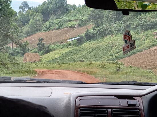 Wenig später sind wir auf einer Sandpiste unterwegs und die Afrikanische Massage ist inklusive.