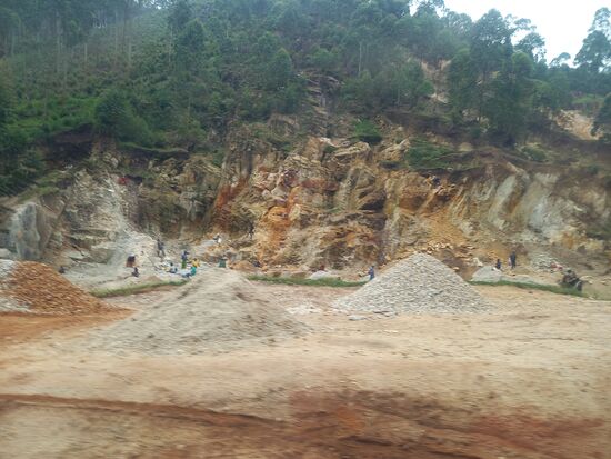 Der Weg führt an Steinbrüche vorbei, in denen ganze Familien hart arbeiten.