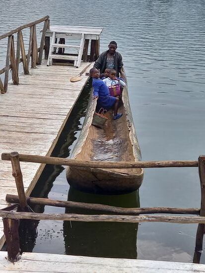 Um 8Uhr werden die ersten Kinder mit dem Boot gebracht.