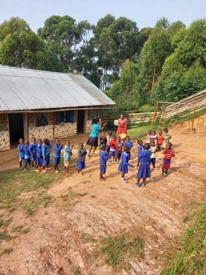 Der Schultag startet mit den Klängen der Trommel und dazu wird getanzt und gesungen. Einfach toll!