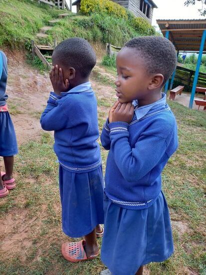 Ehe der Unterricht beginnt,  wird gebetet.