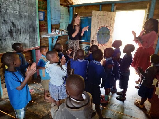 Auch im Klassenraum wird erstmal gesungen. Ich begleite unsere Volontärin Sara durch den Tag.
