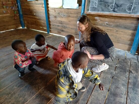 Sara ist bereits drei Wochen hier und heute ist ihr letzter Tag mit den Kindern. Es gibt drei Klassen.  Diese vier sind die Jüngsten und es ist garnicht so einfach sie zu beschäftigen,  denn sie verstehen noch kein Englisch.