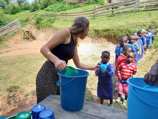 Es gibt ein Porridge aus Wasser und Maismehl.  Uns hat die Konsistenz an Kleister erinnert und es hat kaum Geschmack.