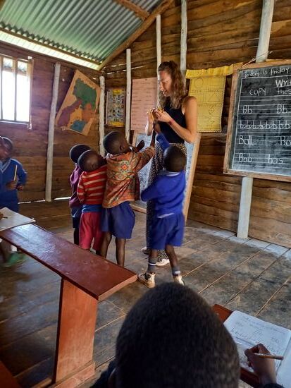 Anschließend geht der Unterricht weiter. Sara ist nun in der mittleren Altersgruppe.