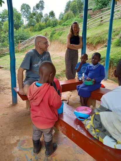 Ganz zufrieden essen die Kinder ihre Mahlzeiten auf.