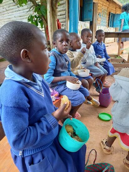 Jetzt heißt es für Sara gleich Abschied nehmen. Doch vorher verteilt sie noch Seife für die Familien der Kinder und etwas Süßes gibt es dann auch noch.