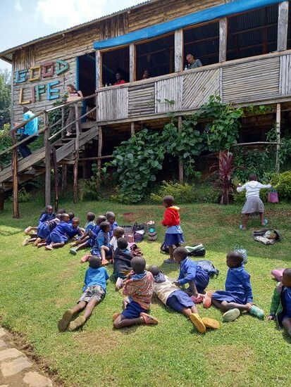 Jetzt heißt es für Sara gleich Abschied nehmen. Doch vorher verteilt sie noch Seife für die Familien der Kinder und etwas Süßes gibt es dann auch noch.