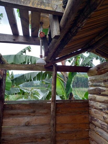 Dusche mit Ausblick    Das Wasser stammt aus dem See und ist kalt.