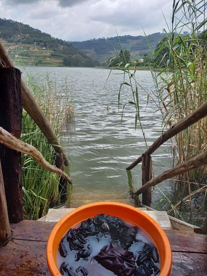 Wäsche waschen, von Hand und natürlich mit dem Wasser aus dem See.