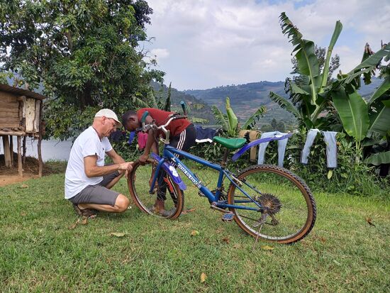 Wir sind noch mit Richard verabredet, Gad's Sohn. Rita, eine Volontärin hatte uns erzählt,  daß sein Fahrrad einen Platten hat und er kein Flickzeug besitzt. Gesagt getan, haben wir zwei Set's gekauft und mitgebracht.