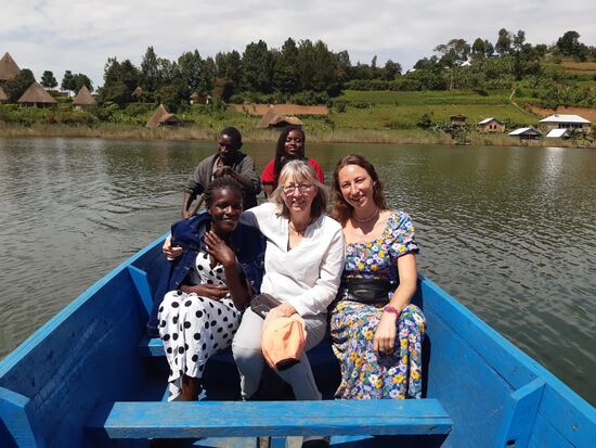 Gegen 10:30Uhr fahren wir auf das Festland um zur Kirche zu gehen. Die Kirche liegt auf einer Anhöhe direkt gegenüber von der Insel Itembira.